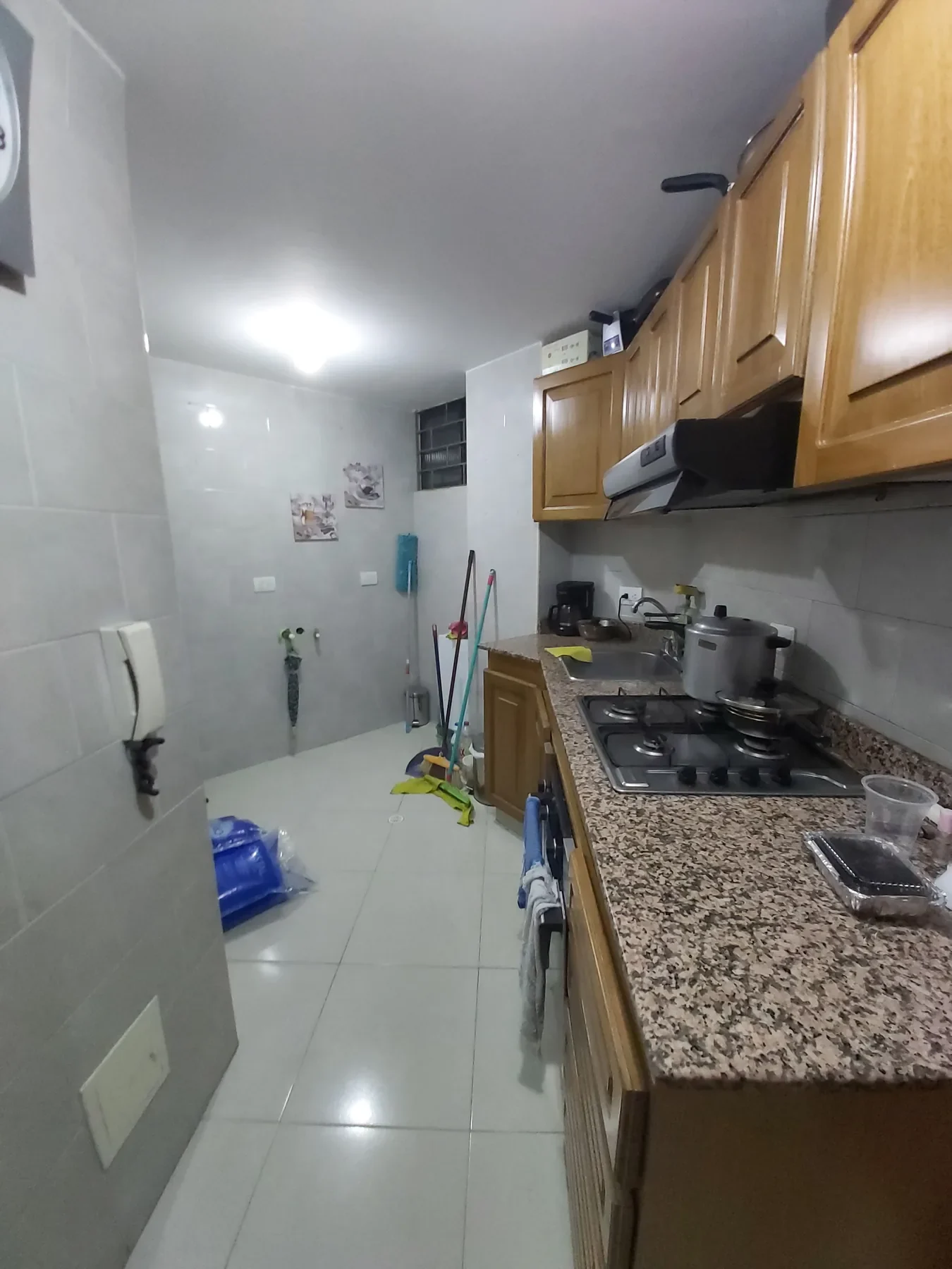 Cocina Arcos de Santa Bárbara antes: cocina angosta con gabinetes de madera y mesón de granito