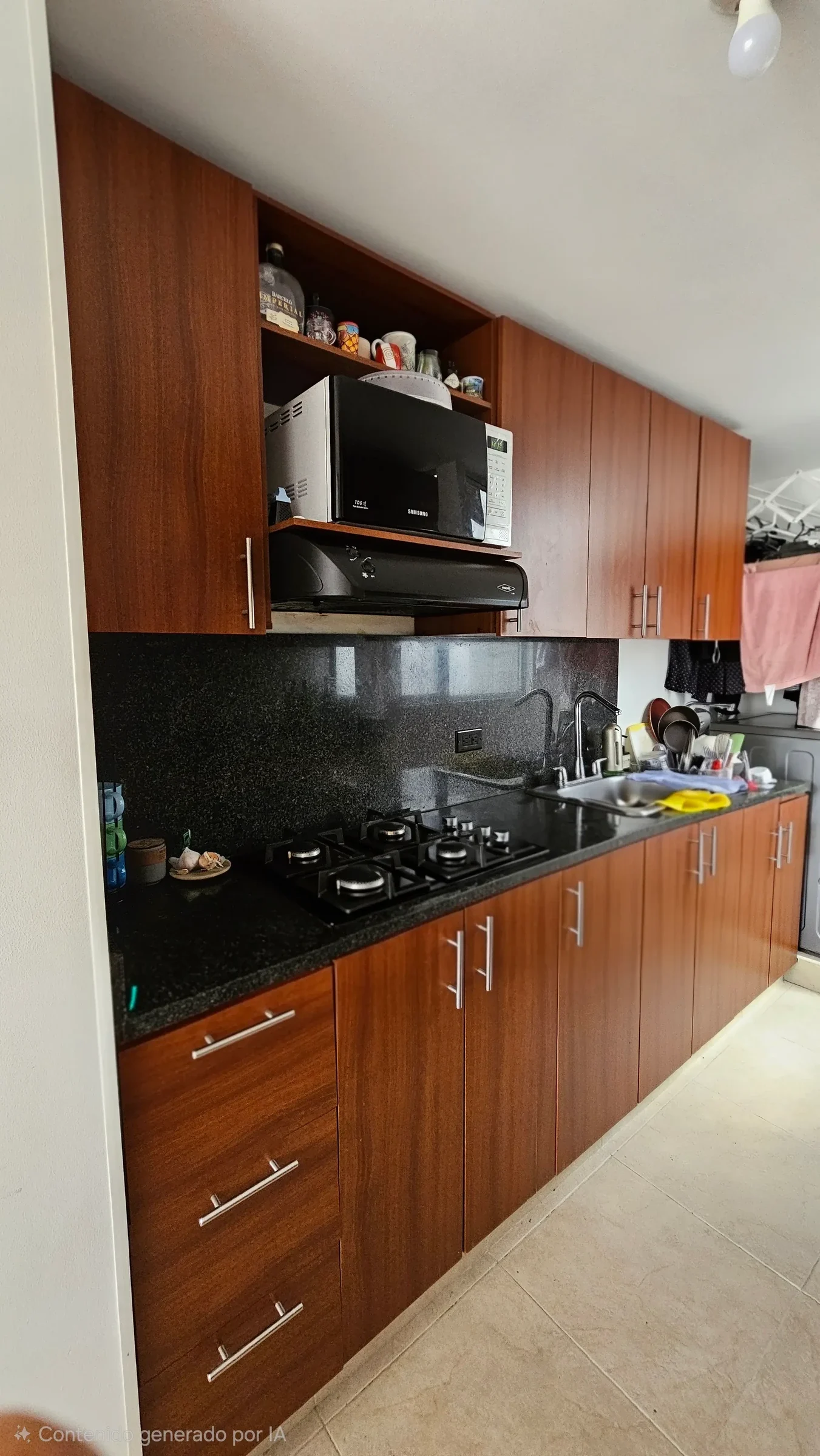 Cocina con muebles de madera rojiza antes de la remodelación