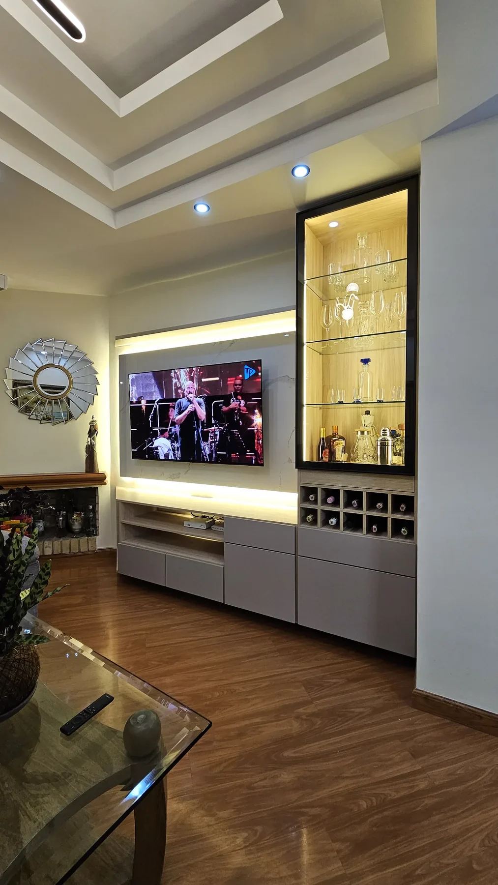 Centro de entretenimiento a medida con vitrina iluminada, repisas, cava para vinos y luz LED