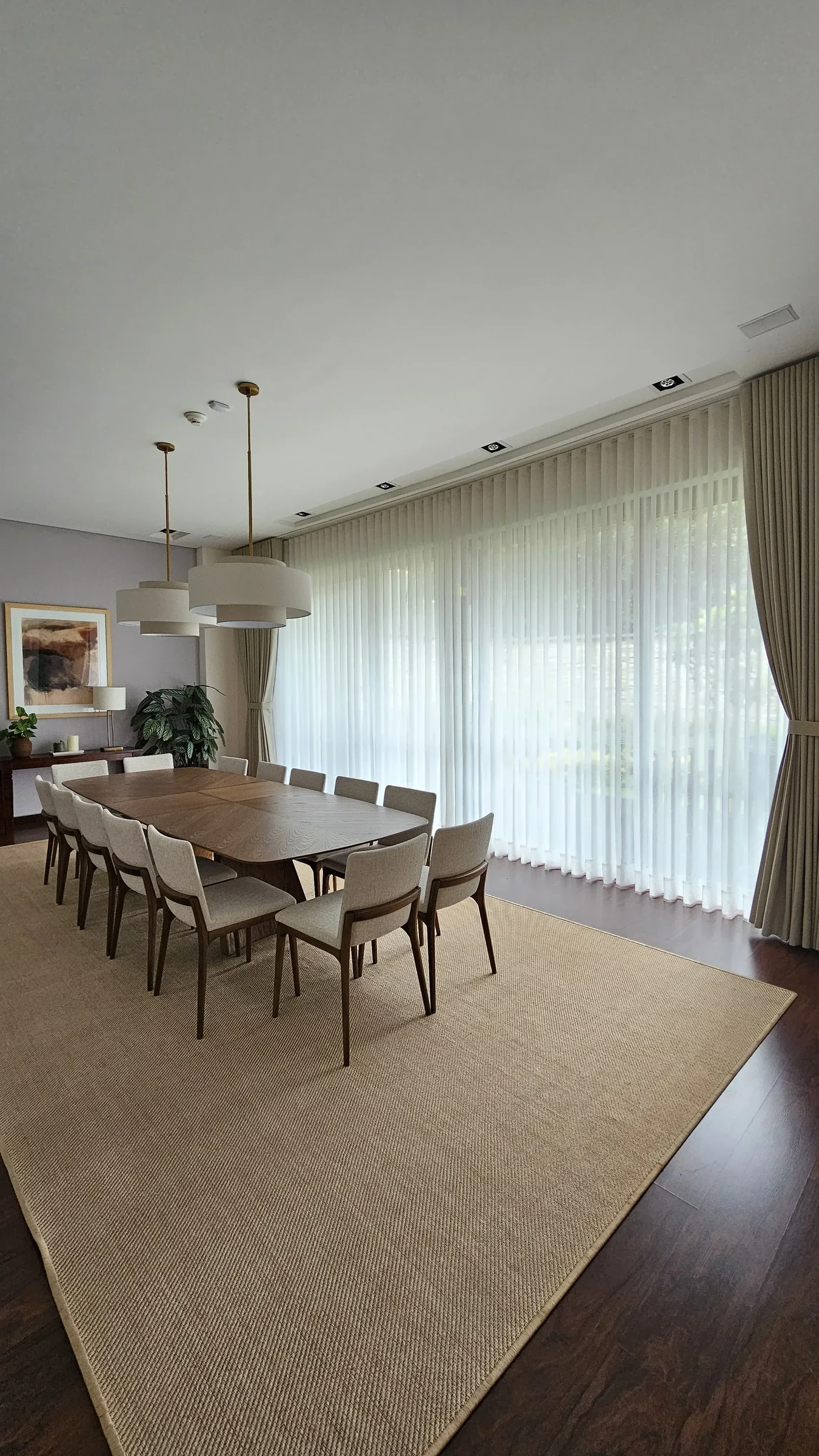 El mismo comedor con velos de piso a techo y cortinas laterales