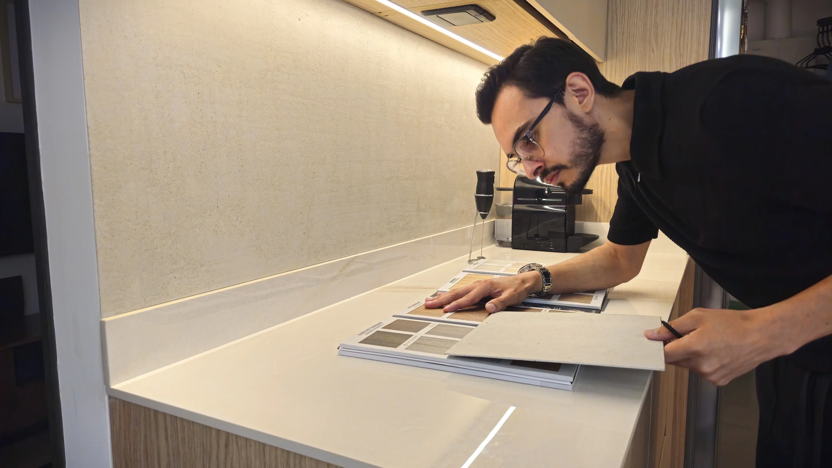Julián Marín tomando medidas sobre el mesón de una cocina