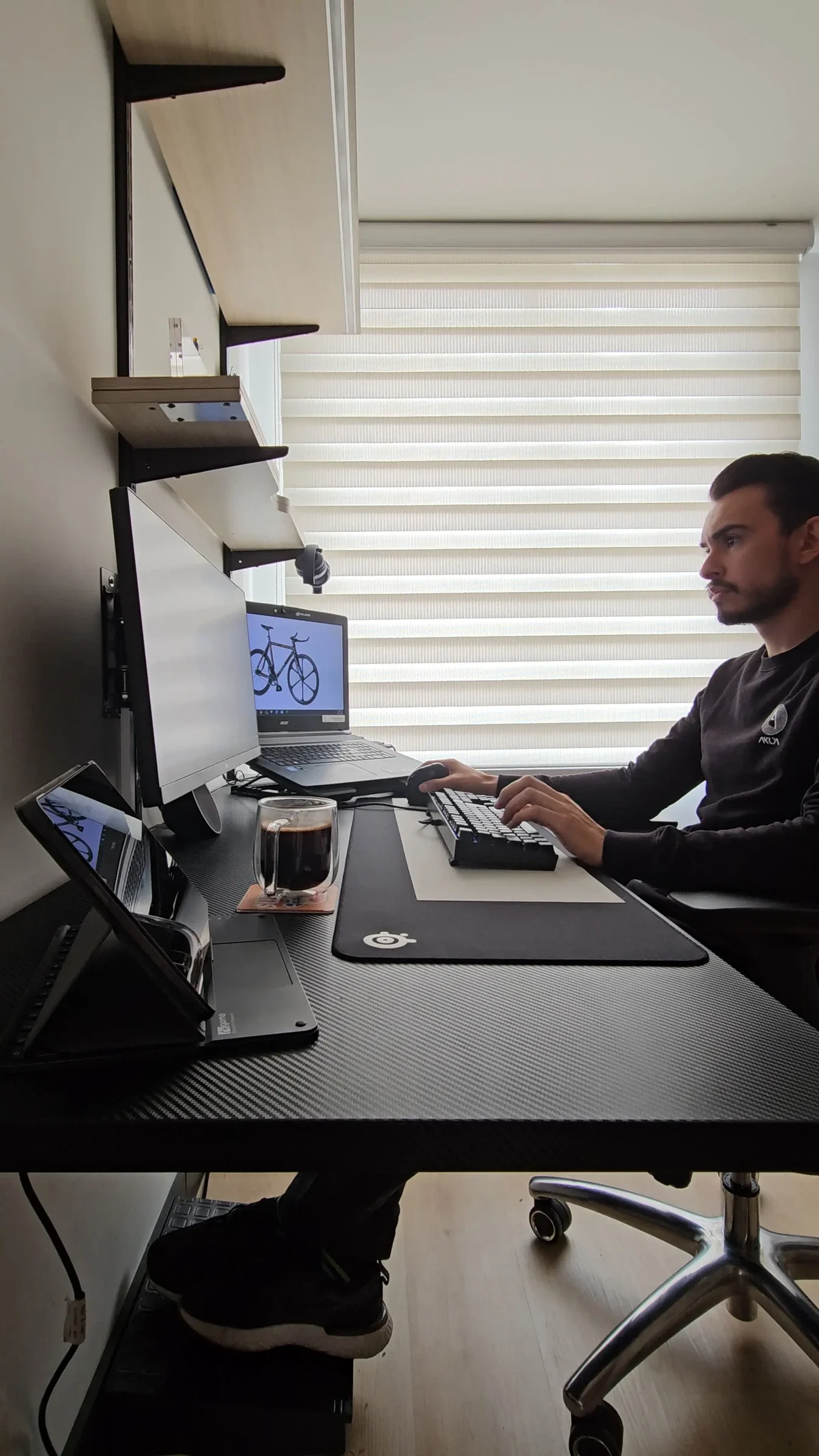 Julián Marín diseñando un proyecto en su estudio