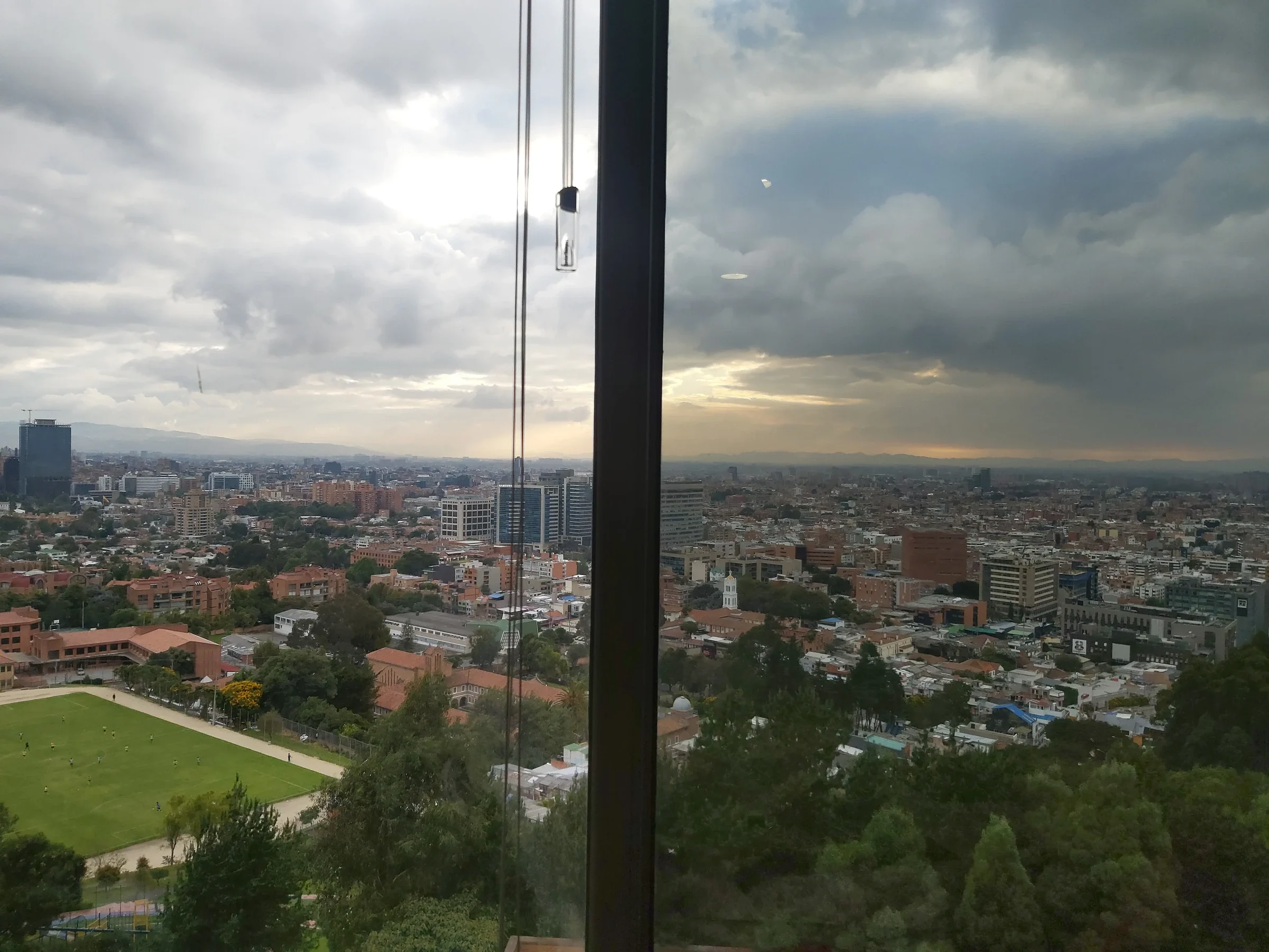 Ventanal con vista a la ciudad antes de instalar la película