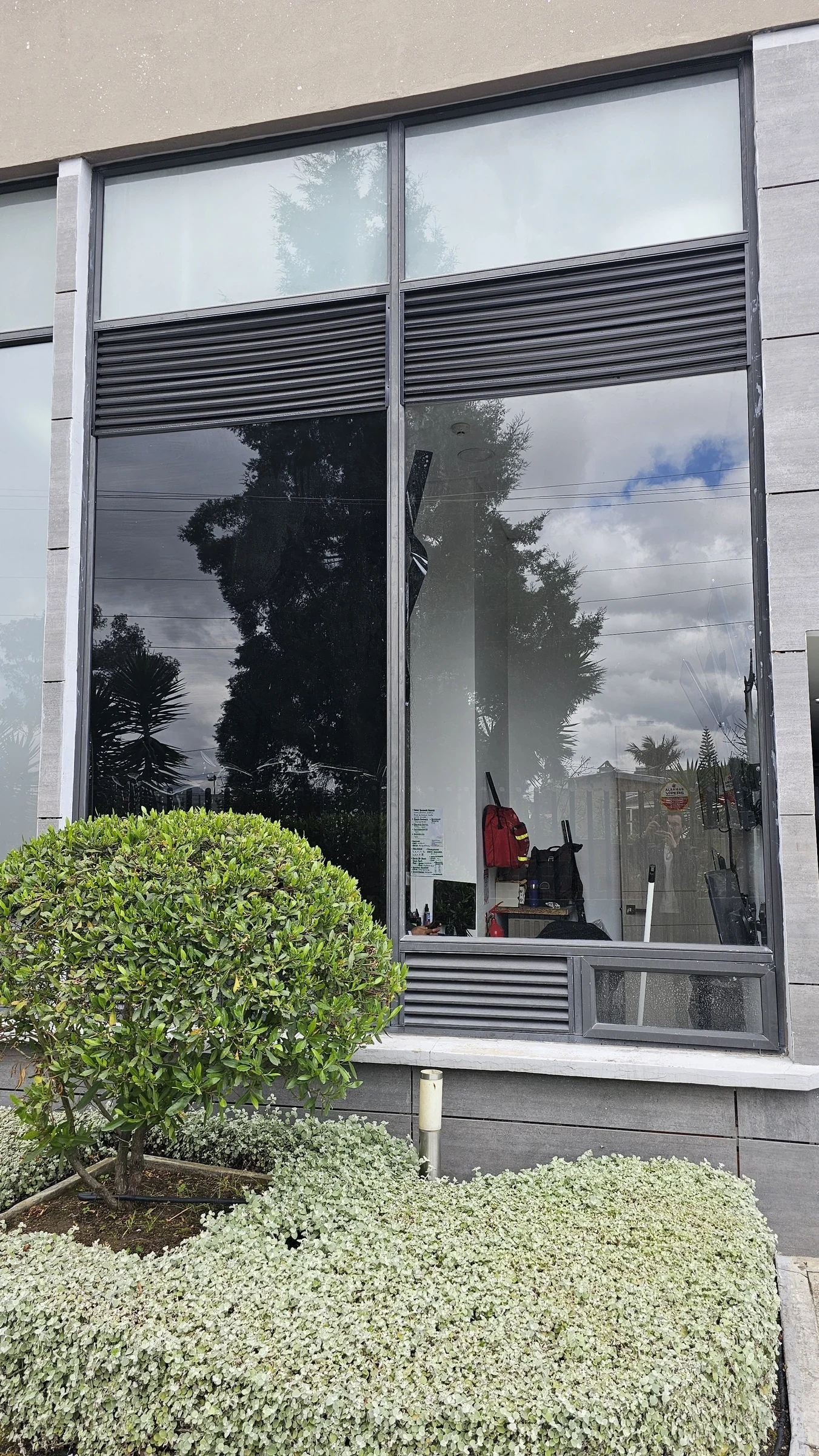 Fachada con película arquitectónica polarizada instalada