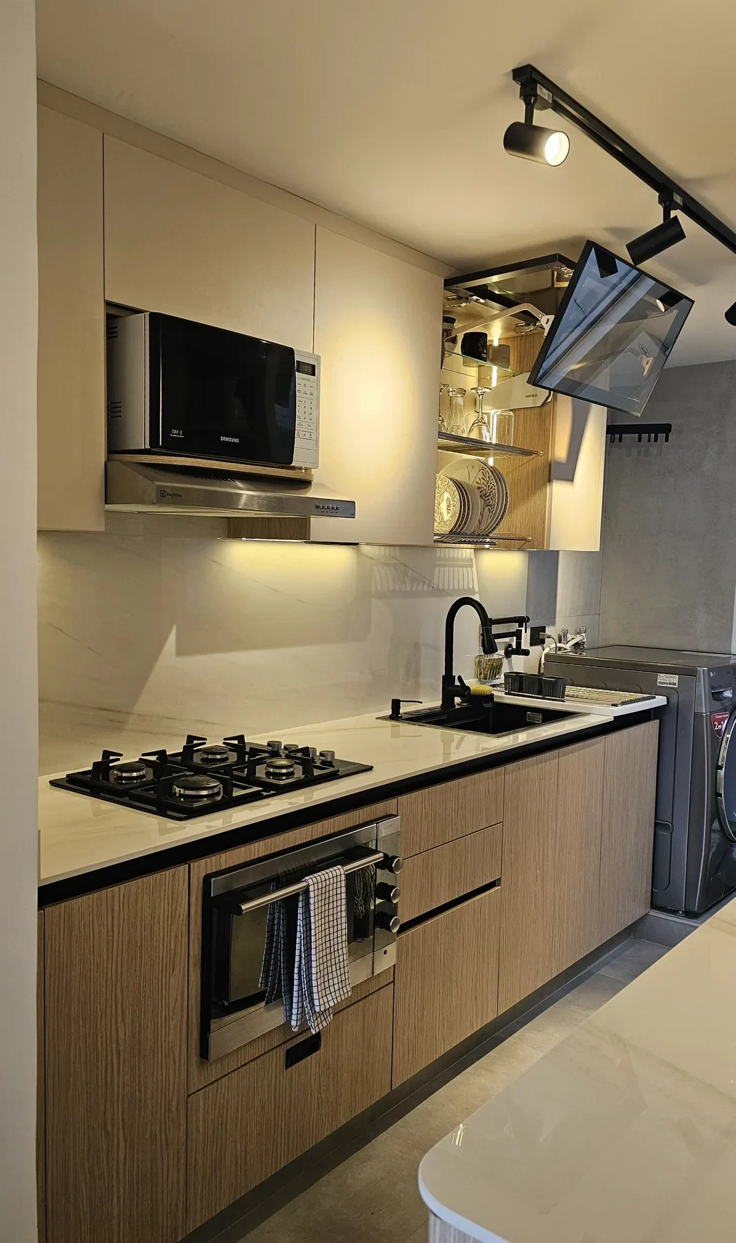 Cocina San Carlos remodelada: gabinetes en madera clara y blanco, estufa y horno empotrados, riel de luz