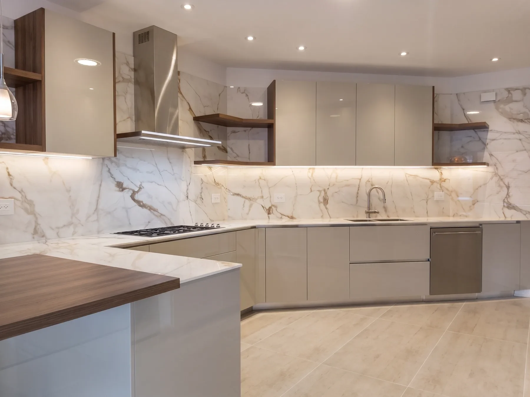 Cocina Torres Santa Bárbara Alta remodelada: gabinetes gris claro, piedra tipo mármol y luz LED bajo los muebles